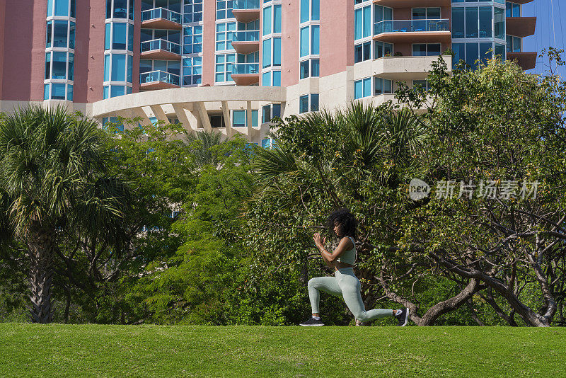 一名非洲裔拉丁妇女在户外做体育锻炼