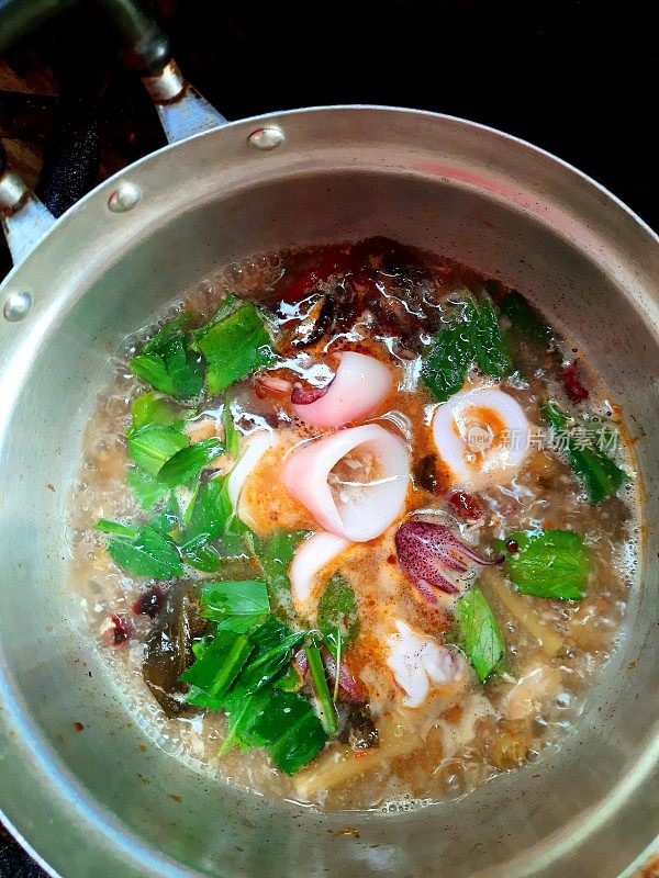 煮鱿鱼汤-泰式菜肴的准备。