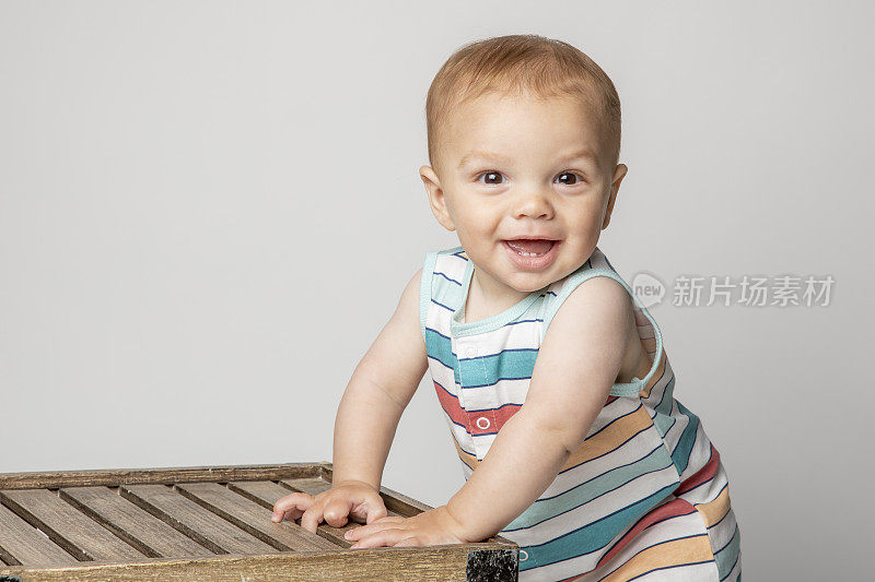 9个月大的男婴，带着大大的牙齿微笑