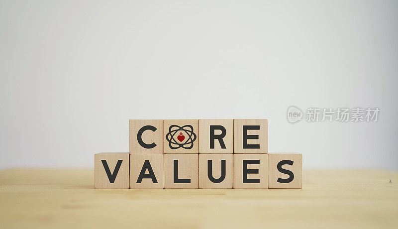 核心价值观、企业价值观理念。与业务、人际关系、公司发展相关的公司文化和战略。原则指导公司的行动。核心值文本在木制立方体。