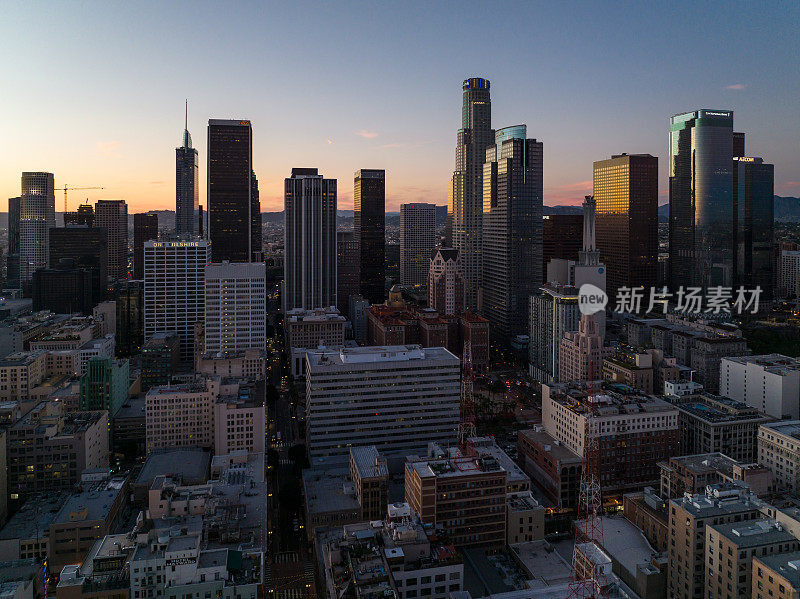 黄昏在洛杉矶市中心-空中