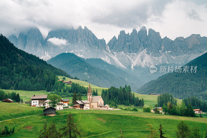 圣玛格达莱娜村在瓦尔迪富内斯，白云石，意大利