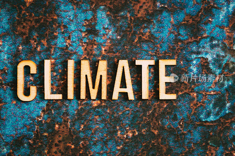 木制字母拼写“气候”的纹理背景