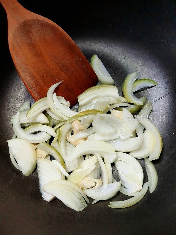 在平底锅食品准备中煎炸洋葱和大蒜。