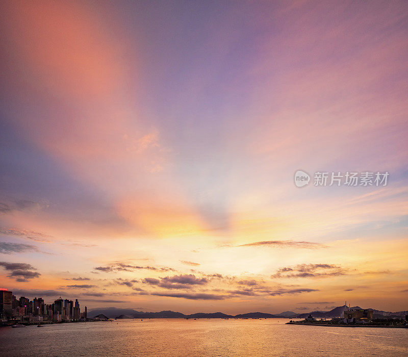 香港维多利亚湾，日落后的粉红色云彩。