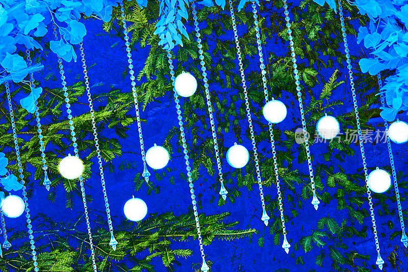 新年的圣诞背景与信球，花环和树枝