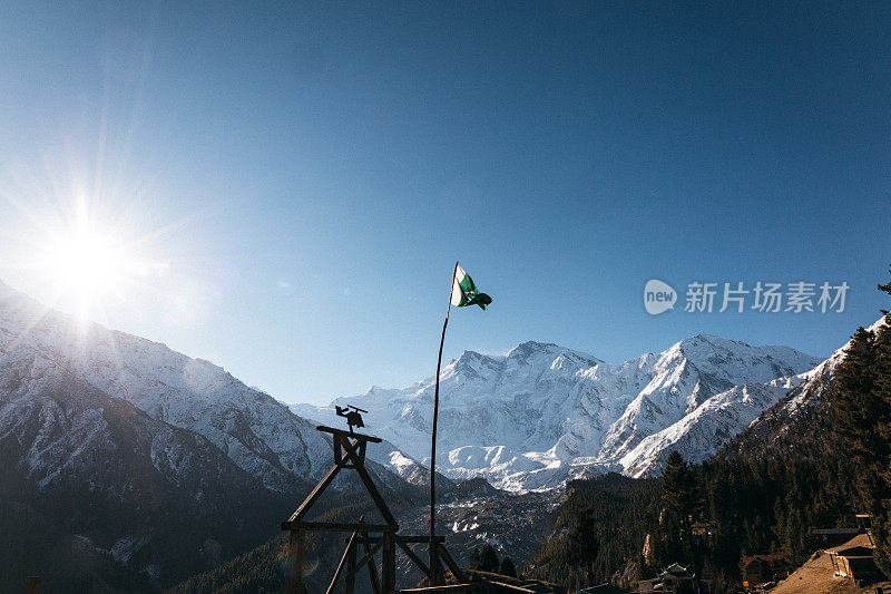 南迦帕尔巴特山背景上的巴基斯坦国旗