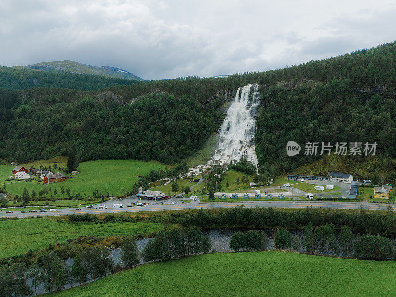 挪威瀑布附近的道路鸟瞰图