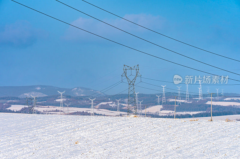 牡丹江市附近山上的电力塔