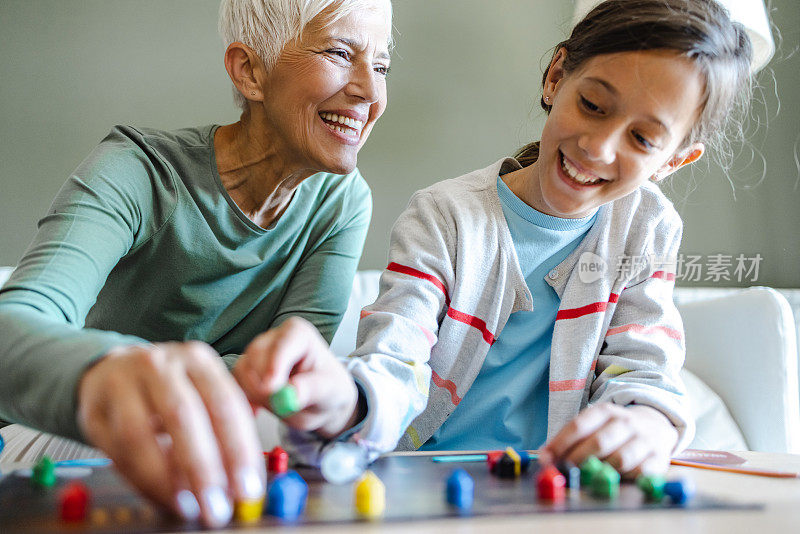 顽皮的奶奶和孙女在家里