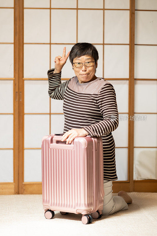 一位正在收拾行李准备旅行的日本年长妇女