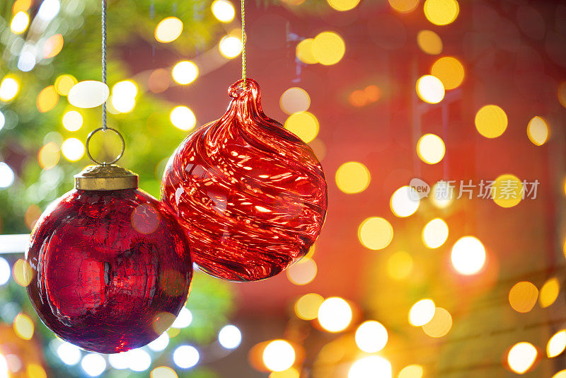 圣诞冷杉树背景与小玩意和发光的圣诞节