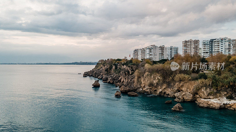 空中蓝绿色的大海和悬崖，蓝绿色的大海背景，空中的水撞击悬崖，海滩岛，大海和悬崖背景照片