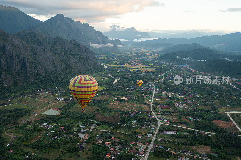 在老挝旺维昂，用热气球鸟瞰城市日出。冒险的概念。老挝旺旺的旅游业。