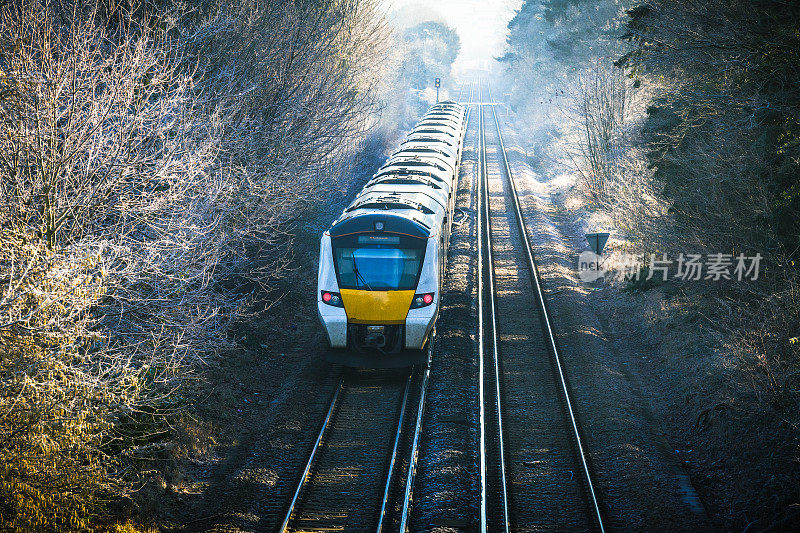 英国东南部的通勤火车的高角度视图