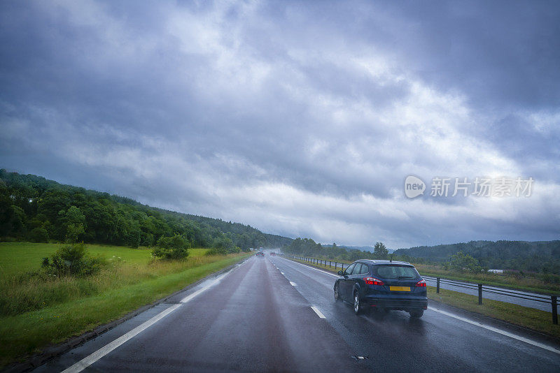 在英国，雨天在多雾的道路上行驶