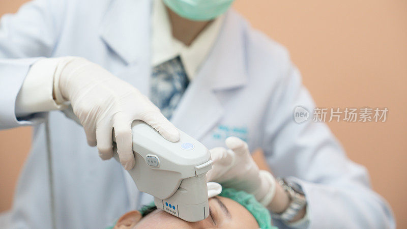 美容师手术采用电动设备，超声治疗用于美容临床的皮肤紧致。