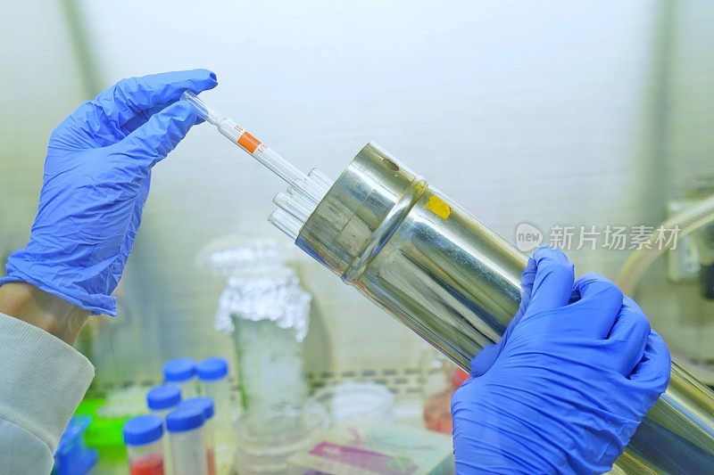 研究人员使用的无菌血清学移液管大小为10毫升，适用于细胞和生物分子实验室的无毒溶液。实验室里的实验室测试。