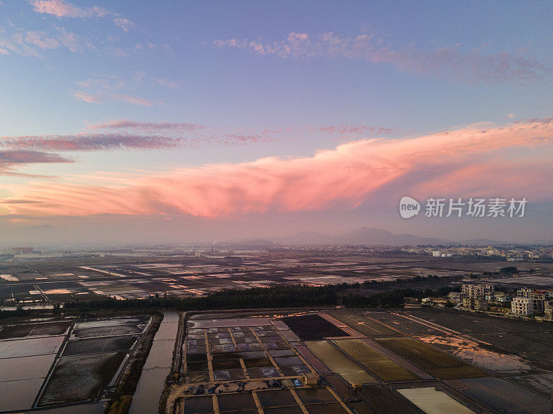 日落时村庄附近盐场的鸟瞰图