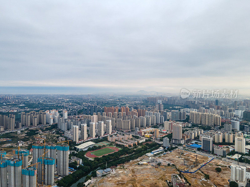 鸟瞰镇上新建的高层建筑