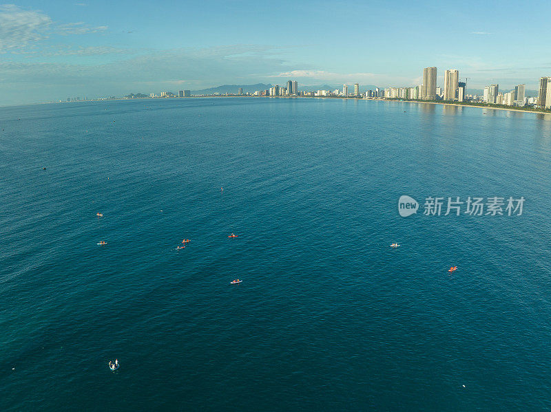 早晨在岘港海滨城市的海滩上