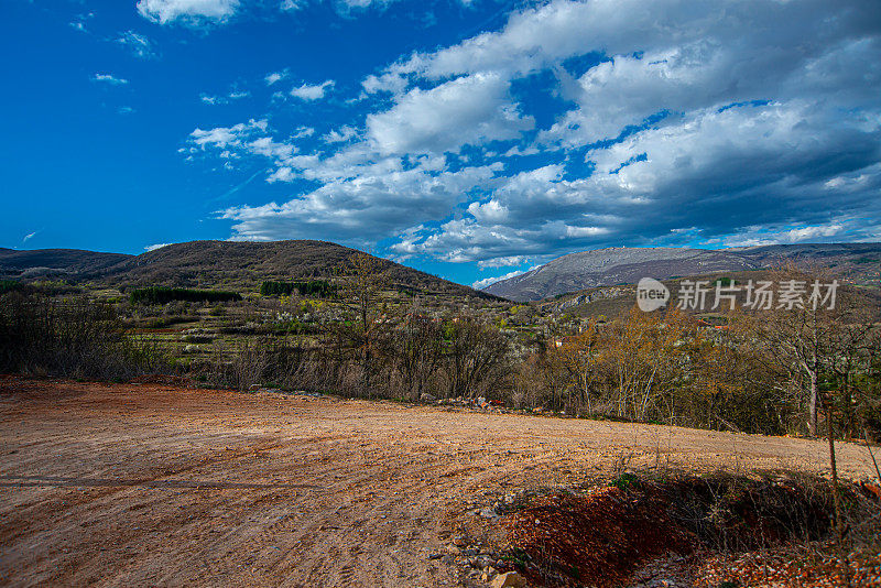 塞尔维亚南部美丽的春景。苏瓦平原山