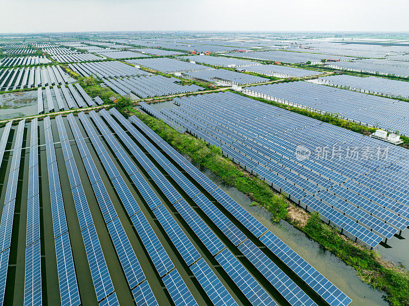 水上太阳能电池板的鸟瞰图