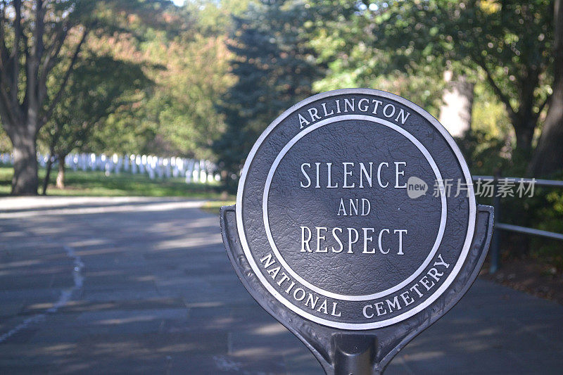在历史悠久的阿灵顿国家公墓，黑色和白色的“沉默与尊重”标志