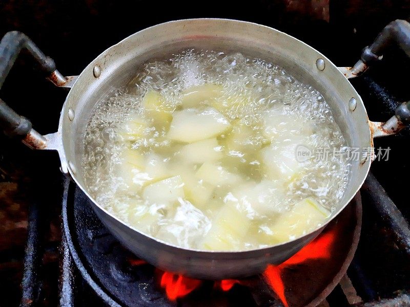 用炉子煮冬瓜汤——食物准备。