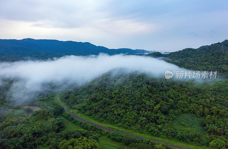 美丽的早晨景色，日出和雾在山上