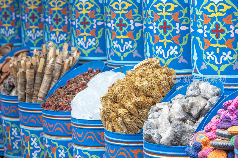 摩洛哥马拉喀什露天市场香料集市上的纪念品