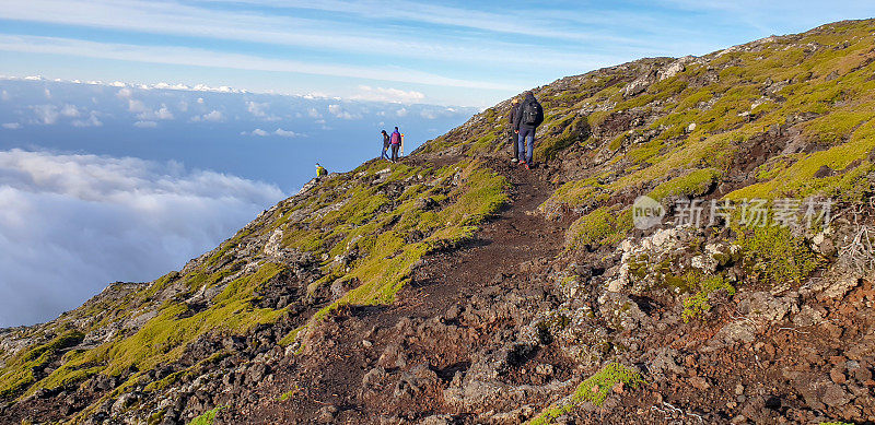 日出时从皮科火山山顶上走过的小径