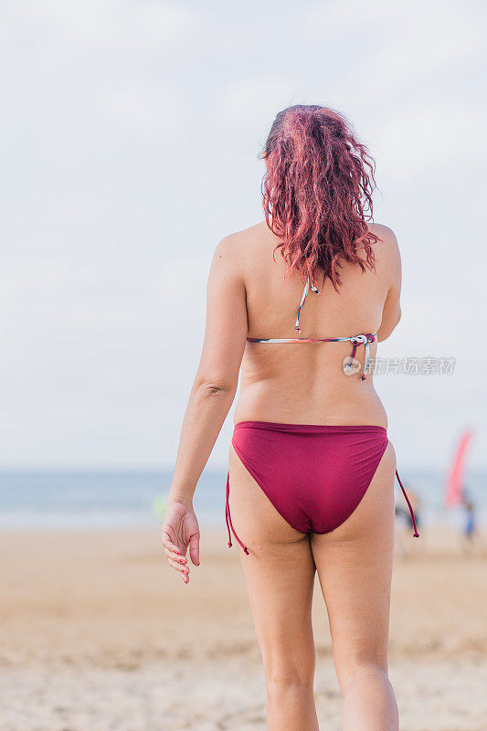 夏季泳装身体包容性不变的图像在海滩上。拉丁语mid无法辨认的女性