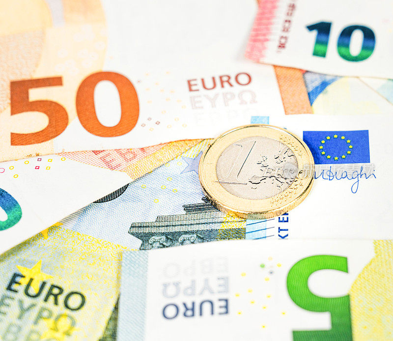 在欧元纸币上放一枚欧元硬币
