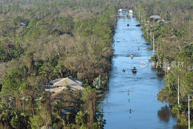 强飓风过后，佛罗里达州的道路被洪水淹没。鸟瞰图，疏散车辆和郊区住宅区周围的水屋