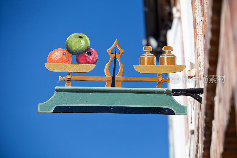 法国香槟区兰斯山Hautvillers村的水果称重秤上的金属彩绘标志