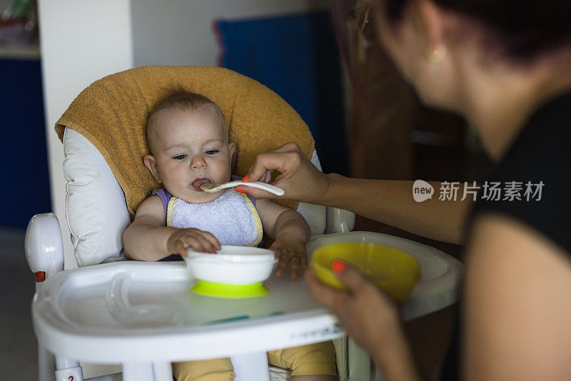 喂婴儿的妇女