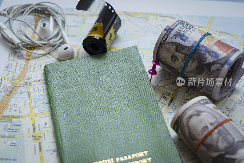 护照和钱在地图上
