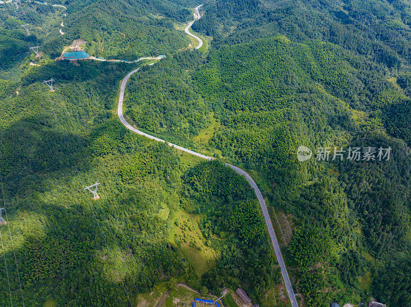 在蓝天白云的群山中俯瞰蜿蜒的道路