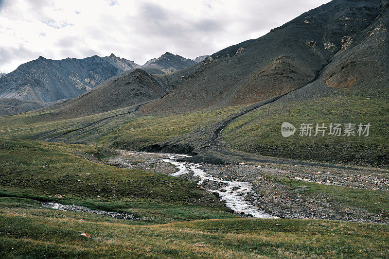 夏季的河谷山