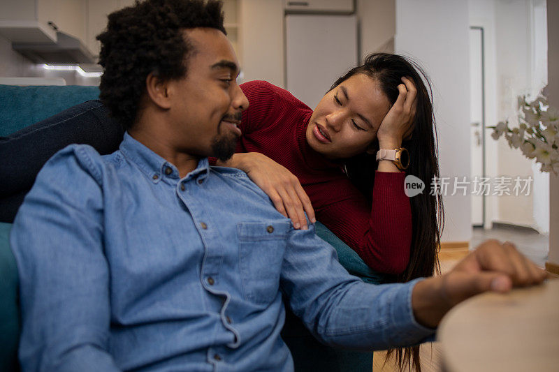 一对年轻夫妇在一起消磨时光