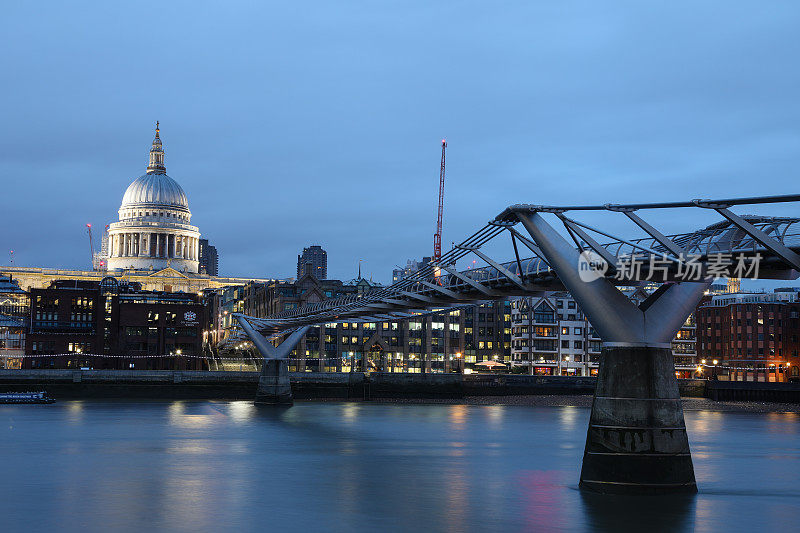 英国伦敦千禧桥和圣保罗大教堂黄昏时分的蓝色
