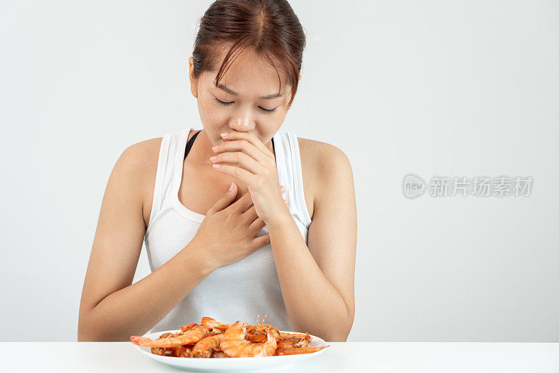 食物过敏，女性食用虾类、海鲜后有发痒、发红的反应，对瘙痒、皮疹、腹痛、腹泻、胸闷、意识不清、死亡等过敏，严重者避免过敏