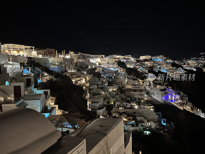 圣托里尼岛伊亚镇的夜景，还有发光的热水浴缸