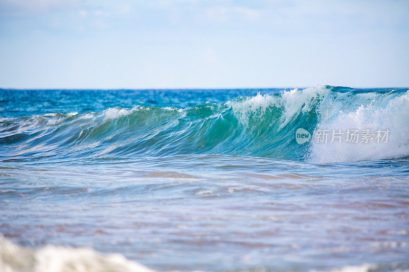 美丽的海浪在海岸上破碎，Hikkaduwa。