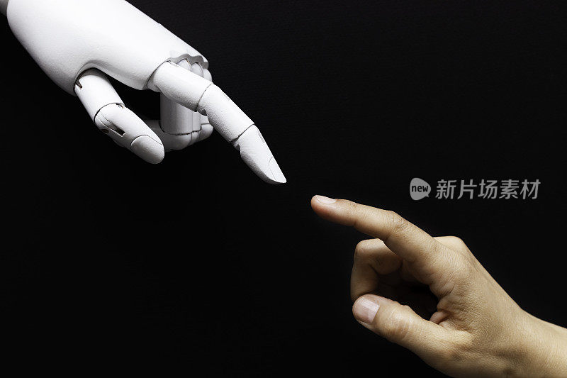 人类的手指触摸机器人的手指