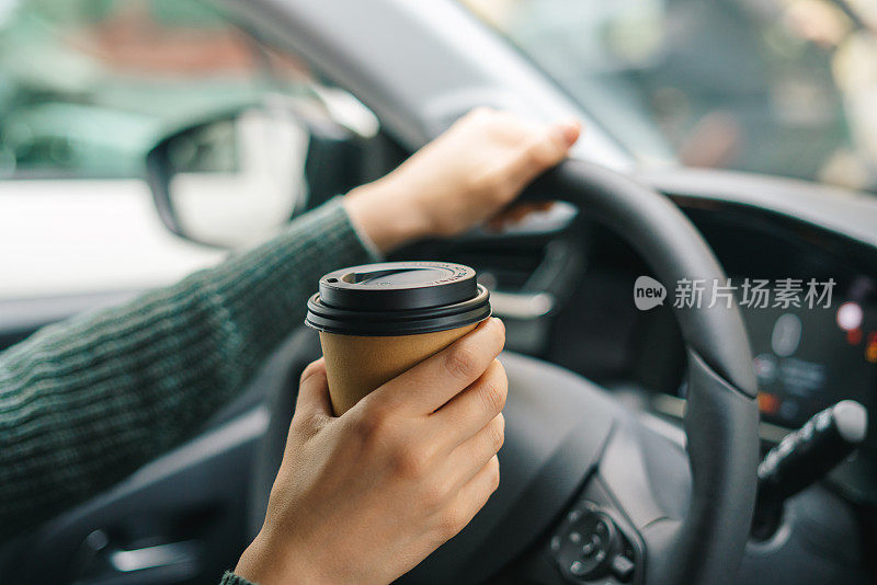 女人边开车边喝咖啡
