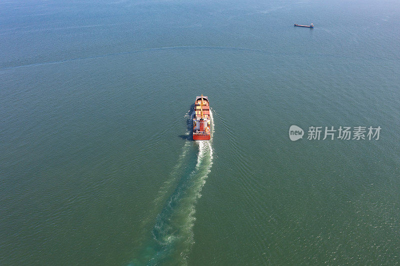 集装箱货物物流船在运输途中的鸟瞰图。