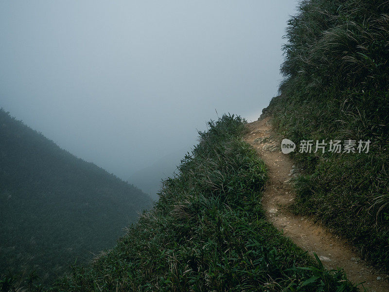 寒冷季节山上的小路。