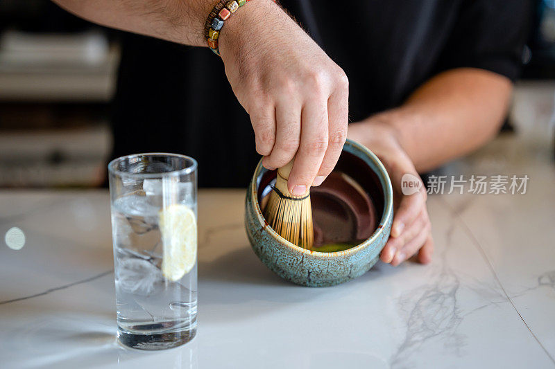 咖啡师用竹制搅拌器混合绿茶抹茶